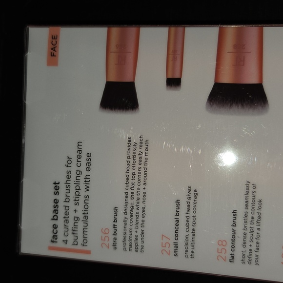🎁 Real Techniques Face Base Set of 4 Makeup Brushes NEW NWT Gift Idea - Picture 2 of 3